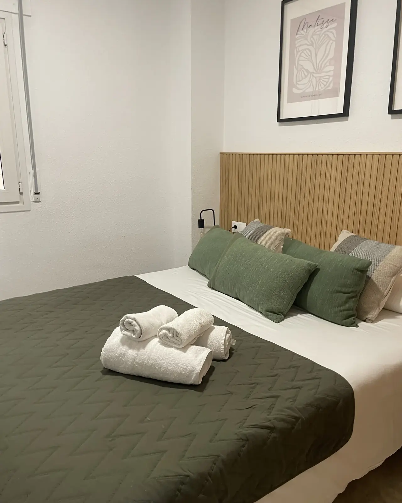 Reposición de toallas y amenities sobre la cama en un apartamento de La Sierrezuela (Fuengirola)