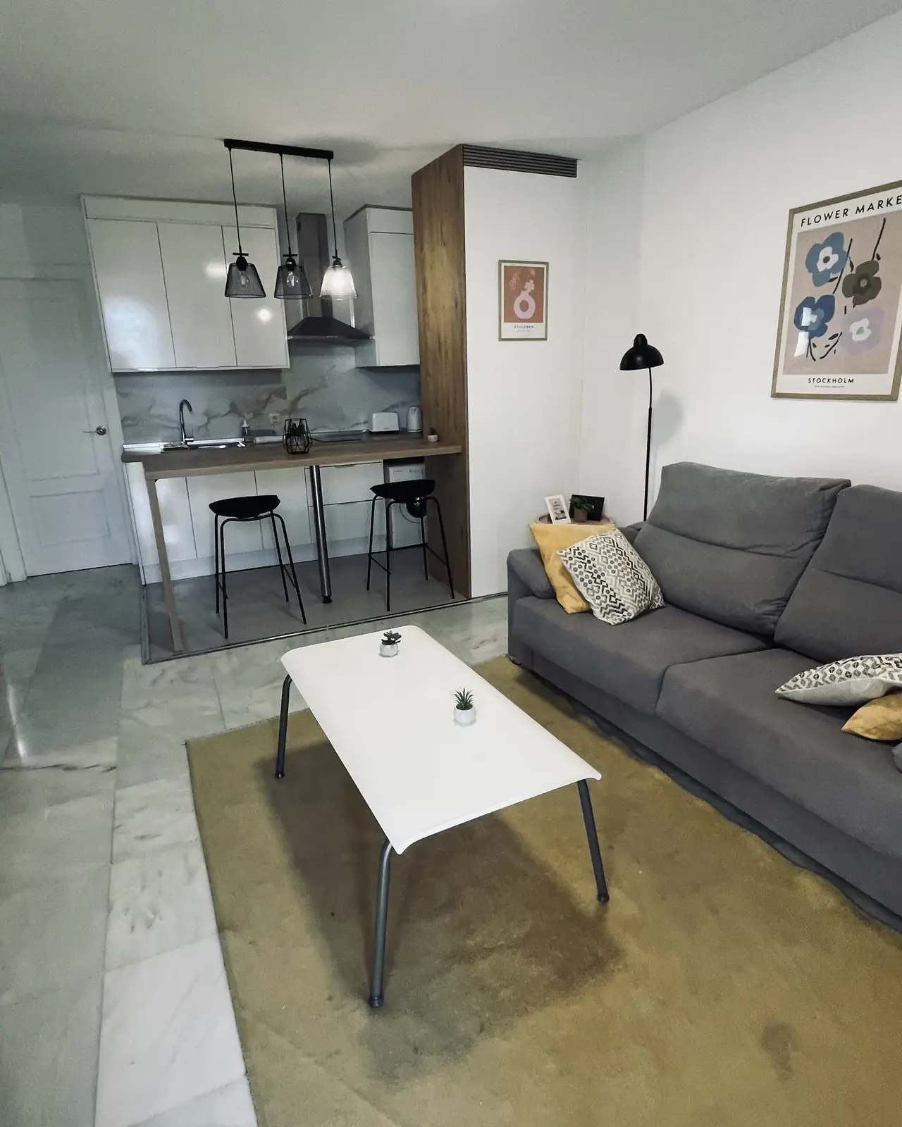 Salón y cocina de un apartamento moderno recién limpiado en Fuengirola
