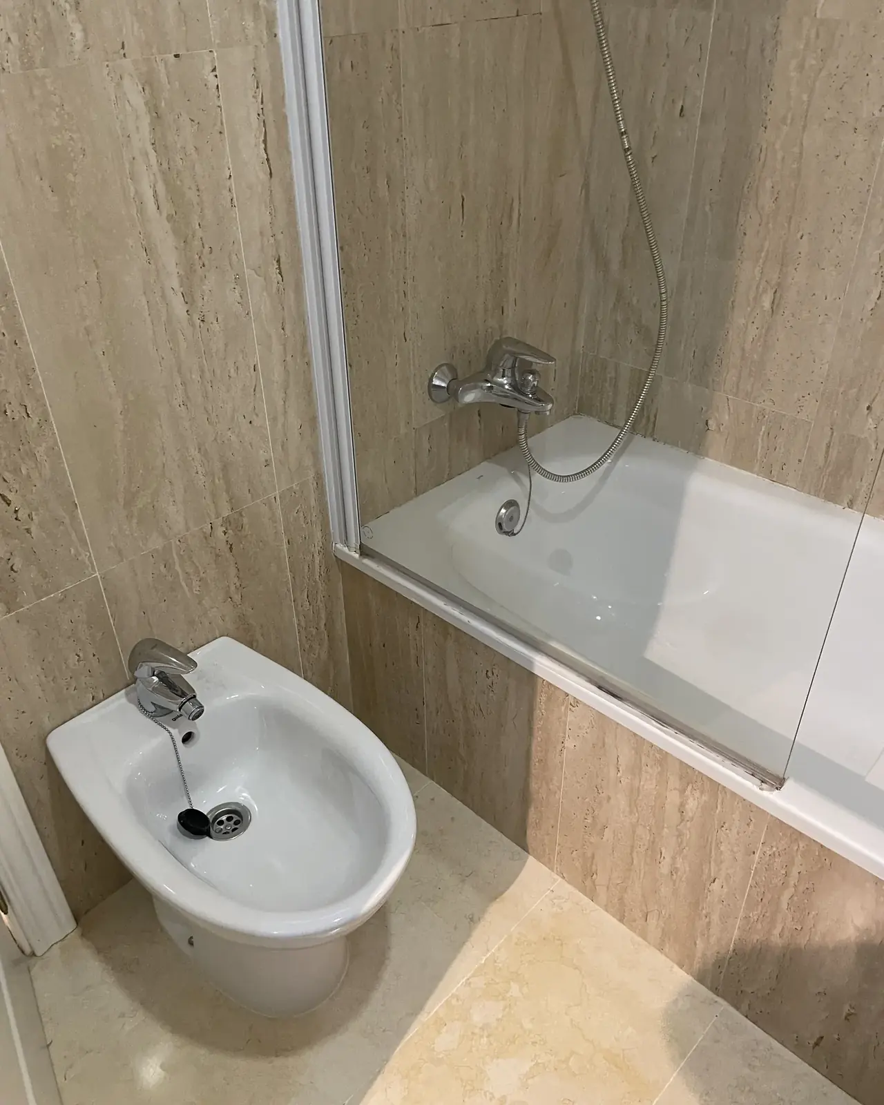 Baño limpio de un apartamento vacacional en Puerto Banús (Marbella)
