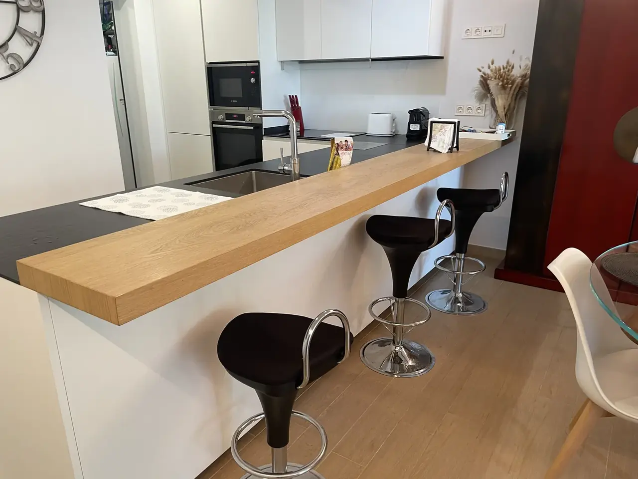 Cocina limpia y ordenada de un piso turístico en Los Boliches (Fuengirola)