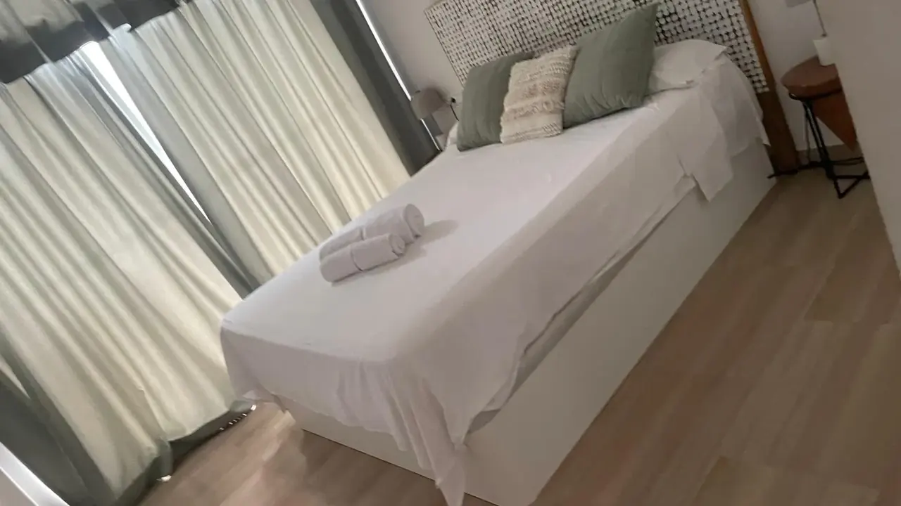 Dormitorio limpio con cama preparada en un apartamento del centro de Estepona