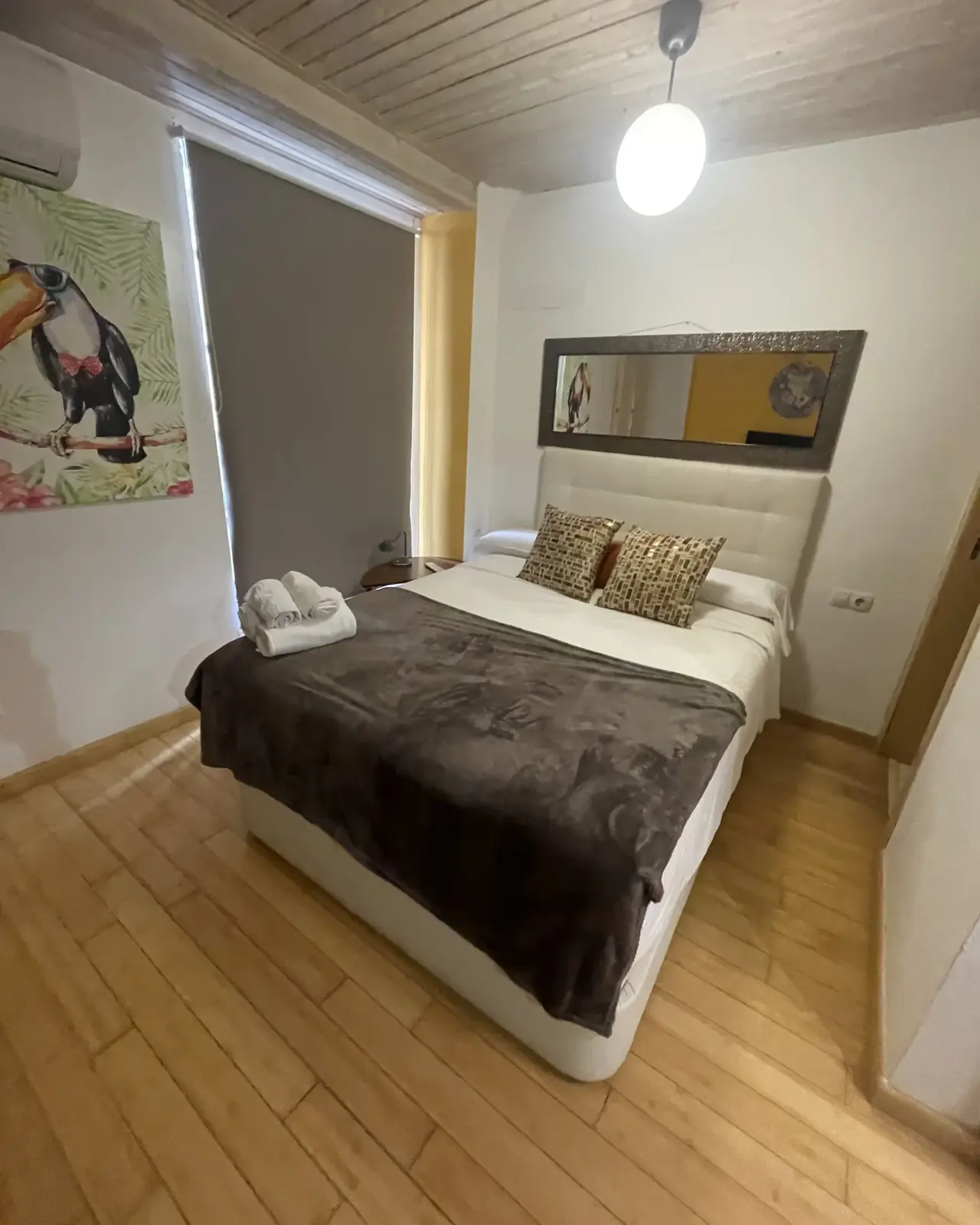 Habitación preparada con kit de bienvenida, como las que dejamos listas en Nerja