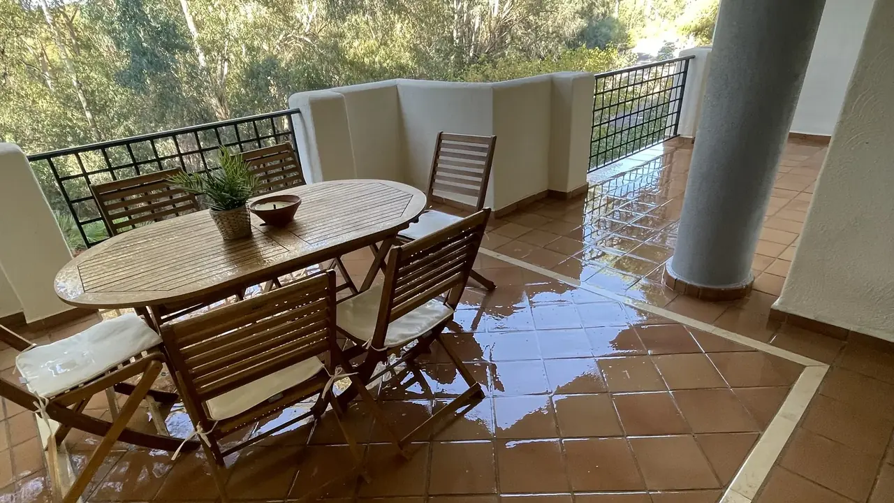 Terraza limpia con mesa y sillas en un apartamento de Calahonda (Mijas Costa)